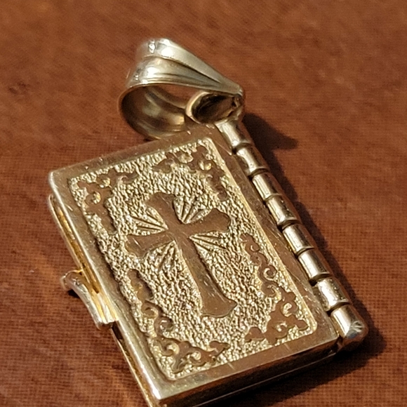 SOLD 14k Gold Bible Pendant w/ 5 Movable Pages inscribed w/ Lord's Prayer 3.28g - Picture 11 of 14
